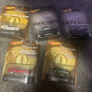 007 hotwheels. 5 cars total.